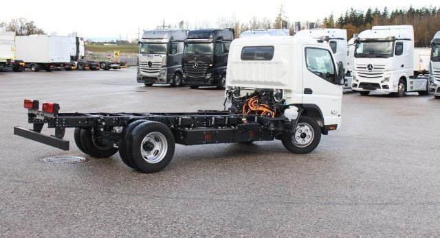FUSO Canter 4C15E - Šasija kravas automašīna: foto 2 FUSO Canter 4C15E - Šasija kravas automašīna: foto 2