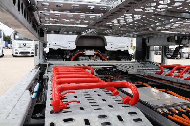 Vilcējs Mercedes-Benz eActros 300 L nRA: foto 8
