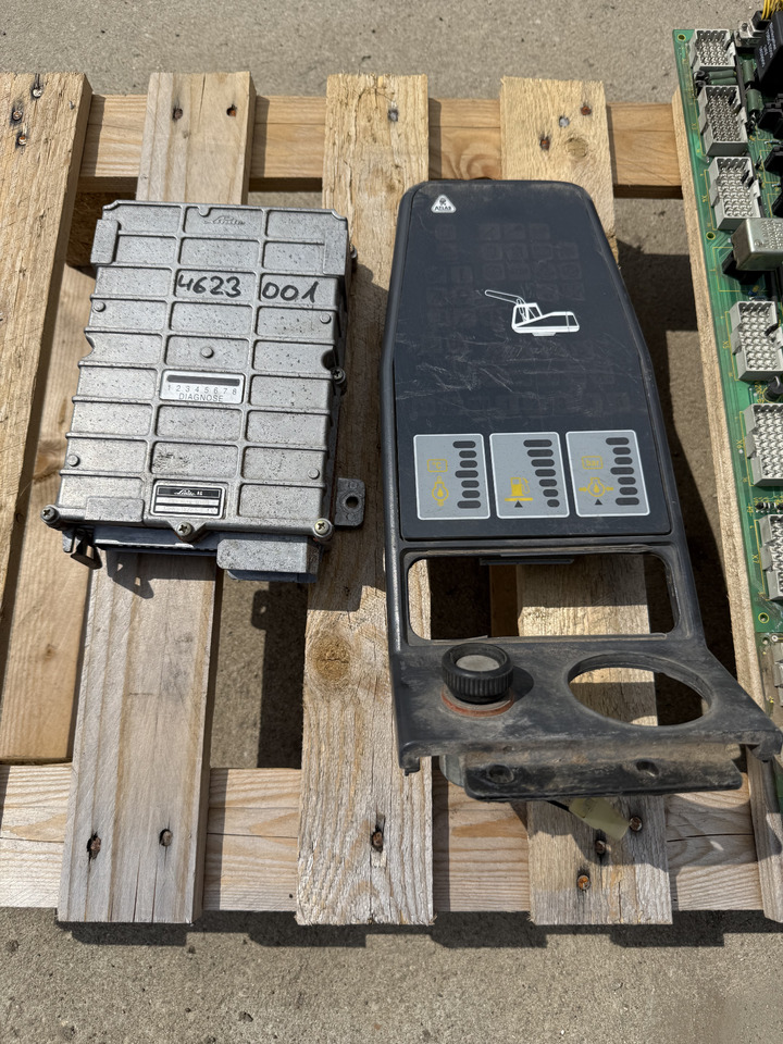 Atlas 1504 - Elektroniskais vadības bloks (ECU) - Riteņu ekskavators: foto 2 Atlas 1504 - Elektroniskais vadības bloks (ECU) - Riteņu ekskavators: foto 2
