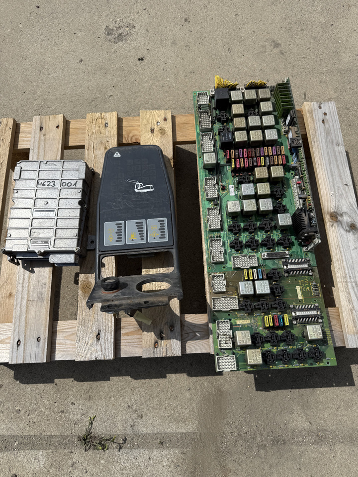Atlas 1504 - Elektroniskais vadības bloks (ECU) - Riteņu ekskavators: foto 1 Atlas 1504 - Elektroniskais vadības bloks (ECU) - Riteņu ekskavators: foto 1