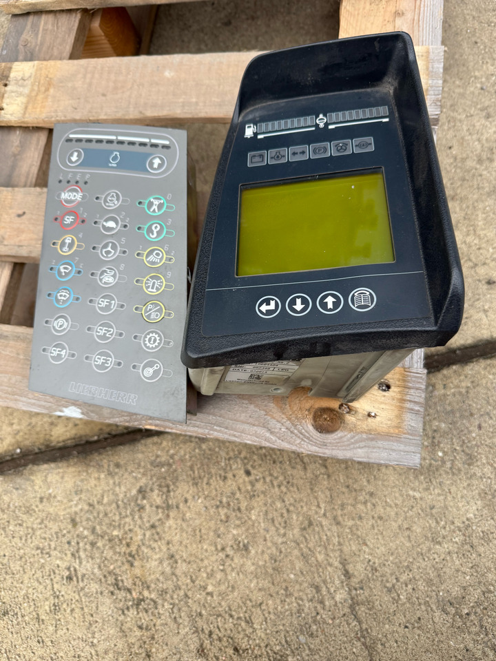 LIEBHERR A904C - Kabīne un interjers - Riteņu ekskavators: foto 4 LIEBHERR A904C - Kabīne un interjers - Riteņu ekskavators: foto 4