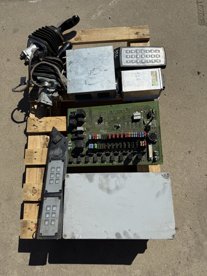 LIEBHERR R926 - Elektroniskais vadības bloks (ECU) - Kāpurķēžu ekskavators: foto 3 LIEBHERR R926 - Elektroniskais vadības bloks (ECU) - Kāpurķēžu ekskavators: foto 3