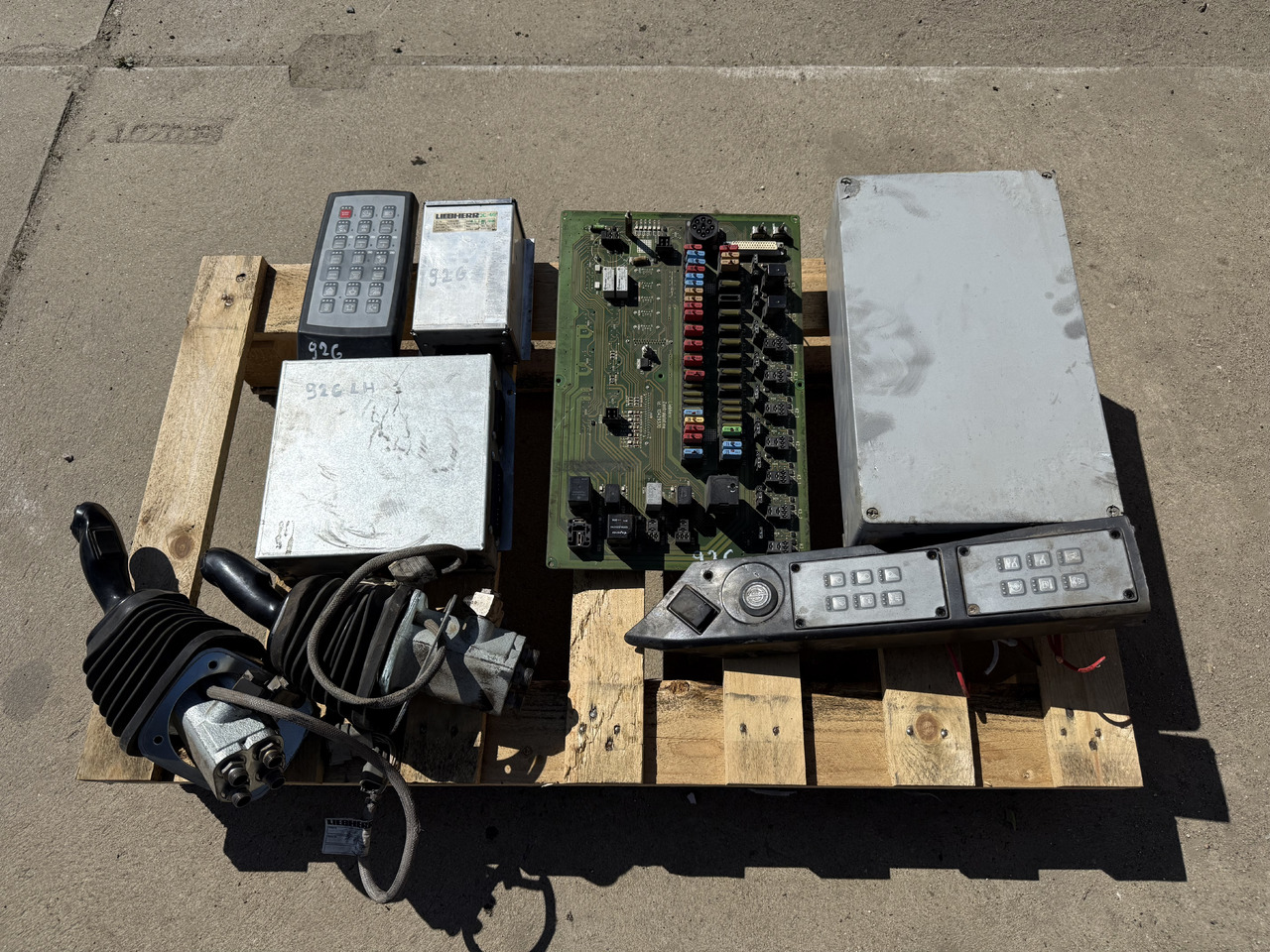 LIEBHERR R926 - Elektroniskais vadības bloks (ECU) - Kāpurķēžu ekskavators: foto 1 LIEBHERR R926 - Elektroniskais vadības bloks (ECU) - Kāpurķēžu ekskavators: foto 1