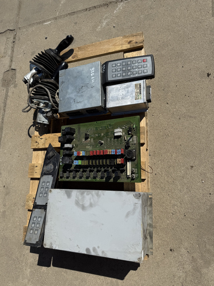 LIEBHERR R926 - Elektroniskais vadības bloks (ECU) - Kāpurķēžu ekskavators: foto 2 LIEBHERR R926 - Elektroniskais vadības bloks (ECU) - Kāpurķēžu ekskavators: foto 2