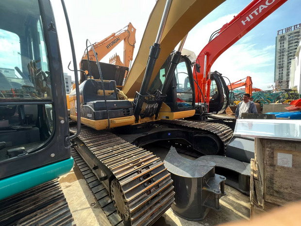 Kāpurķēžu ekskavators 2020 Caterpillar 323D: foto 12