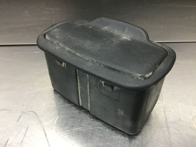 Liebherr Ash Tray - Kabīne un interjers: foto 3 Liebherr Ash Tray - Kabīne un interjers: foto 3