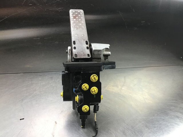 Liebherr Brake Compact Block - Pedālis: foto 1 Liebherr Brake Compact Block - Pedālis: foto 1