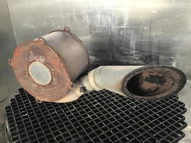 Liebherr Exhauist Silencer - Izpūtējs: foto 1 Liebherr Exhauist Silencer - Izpūtējs: foto 1