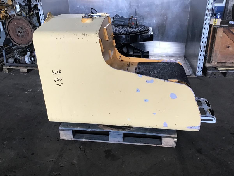 Liebherr Fuel Tank - Degvielas tvertne: foto 1 Liebherr Fuel Tank - Degvielas tvertne: foto 1