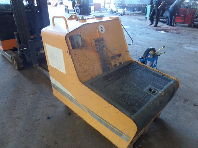 Liebherr R934C / A934C Li / R934 IND - Degvielas tvertne: foto 1 Liebherr R934C / A934C Li / R934 IND - Degvielas tvertne: foto 1