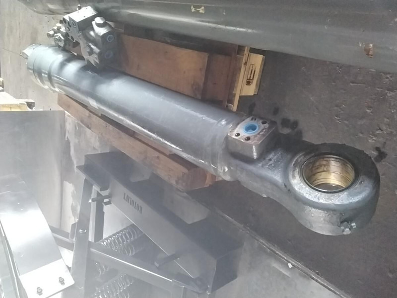 Liebherr R946 LC / R946 LC - Hidrauliskais cilindrs: foto 2 Liebherr R946 LC / R946 LC - Hidrauliskais cilindrs: foto 2