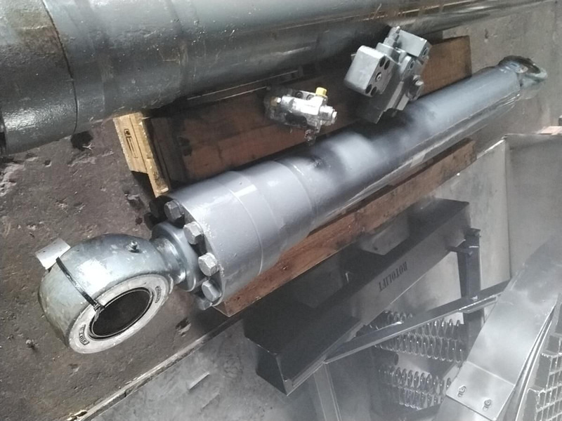 Liebherr R946 LC / R946 LC - Hidrauliskais cilindrs: foto 1 Liebherr R946 LC / R946 LC - Hidrauliskais cilindrs: foto 1