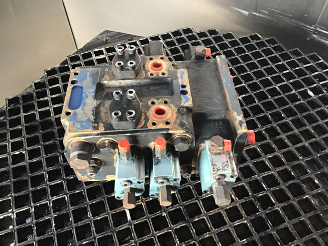 Liebherr Valveblock - Hidraulika: foto 1 Liebherr Valveblock - Hidraulika: foto 1