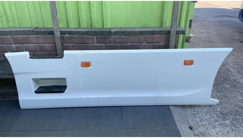 Scania Side Skirt Scania zijskirts - Aerodinamika/ Spoileris - Kravas automašīna: foto 1 Scania Side Skirt Scania zijskirts - Aerodinamika/ Spoileris - Kravas automašīna: foto 1