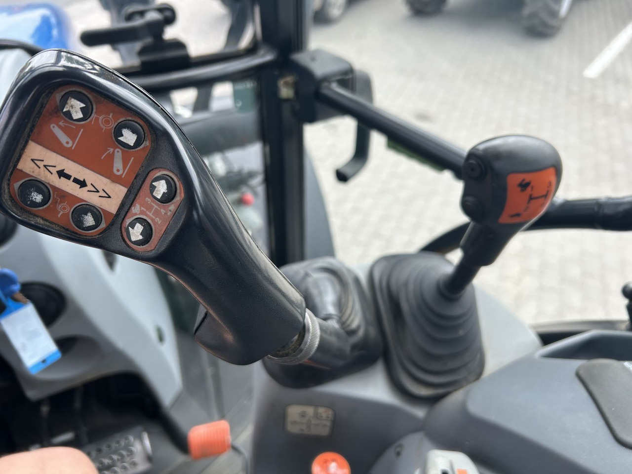 Traktors New Holland T4.105: foto 7