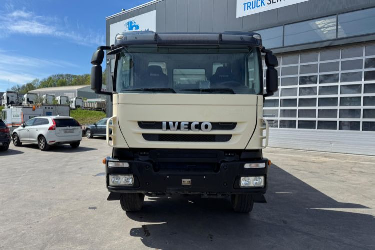 Iveco Trakker 450 8x4 - Kravas automašīna pašizgāzējs: foto 3 Iveco Trakker 450 8x4 - Kravas automašīna pašizgāzējs: foto 3