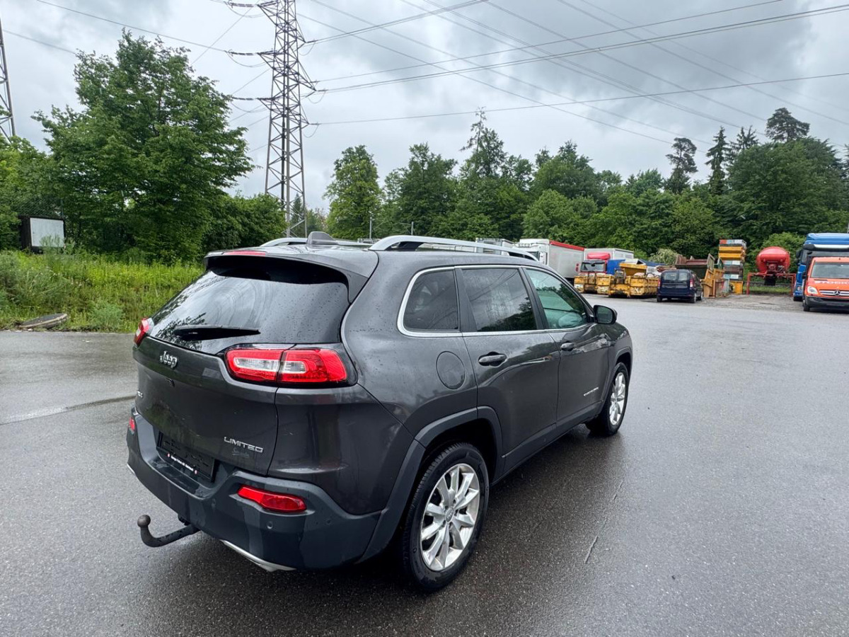 JEEP Cherokee 2.2 TD - Hečbeks: foto 4 JEEP Cherokee 2.2 TD - Hečbeks: foto 4