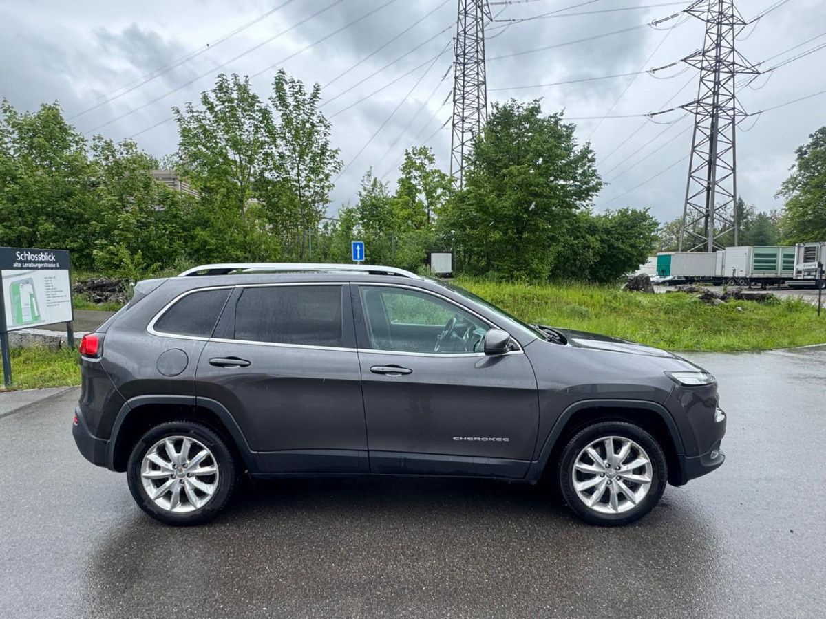 JEEP Cherokee 2.2 TD - Hečbeks: foto 3 JEEP Cherokee 2.2 TD - Hečbeks: foto 3
