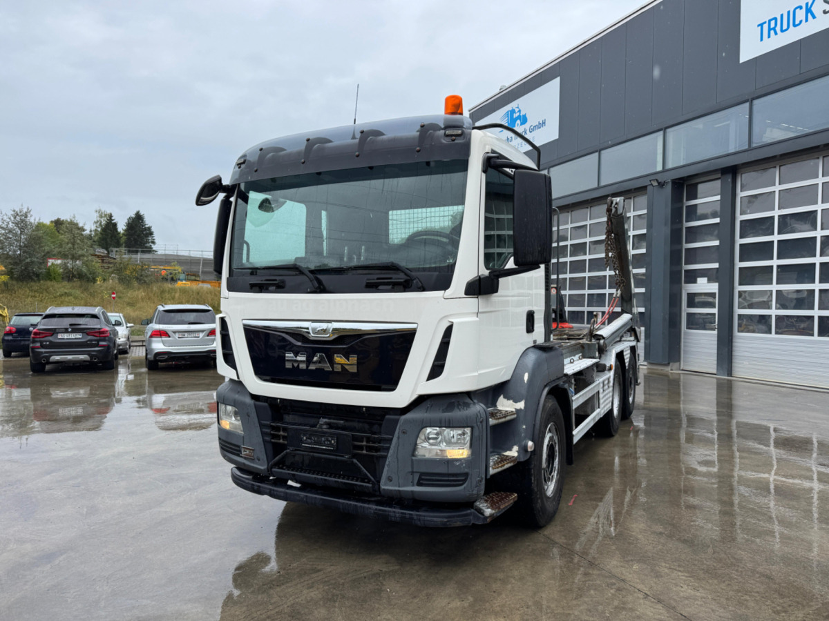 MAN TGS 28.440 6x2 UT GIGANT - Būvgružu konteineru vedējs: foto 1 MAN TGS 28.440 6x2 UT GIGANT - Būvgružu konteineru vedējs: foto 1