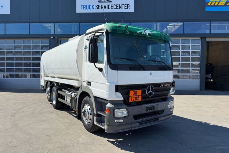 Mercedes-Benz Actros 2541 6x2 Schwarzmüller 21260L - Autocisterna: foto 3 Mercedes-Benz Actros 2541 6x2 Schwarzmüller 21260L - Autocisterna: foto 3
