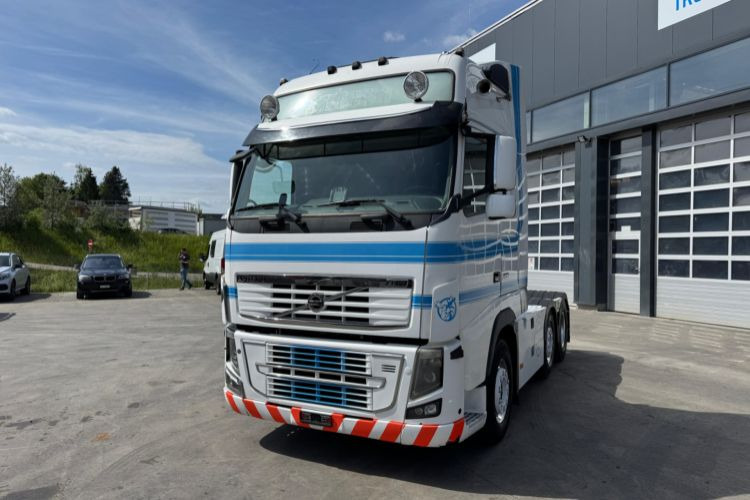 Vilcējs Volvo FH16-750 6x2: foto 1