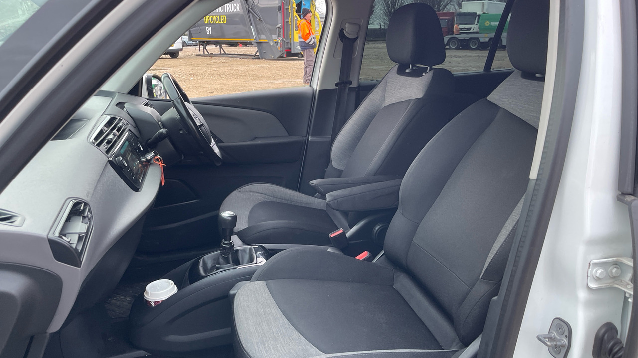 Vieglā automašīna CITROEN GRAND C4 PICASSO 1.6 BLUE HDI 100PS: foto 9 Vieglā automašīna CITROEN GRAND C4 PICASSO 1.6 BLUE HDI 100PS: foto 9