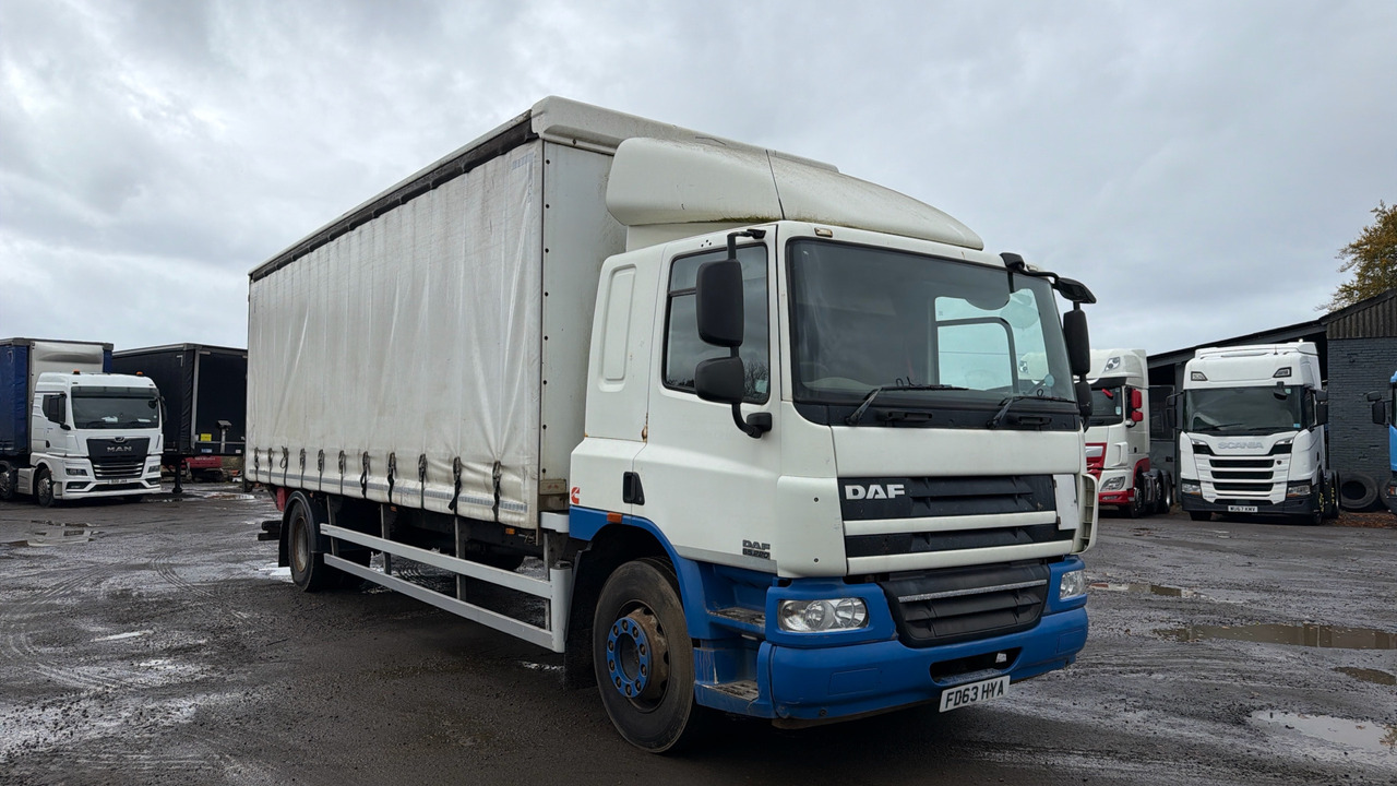 DAF CF 65.220 - Kravas automašīna ar tentu: foto 1 DAF CF 65.220 - Kravas automašīna ar tentu: foto 1