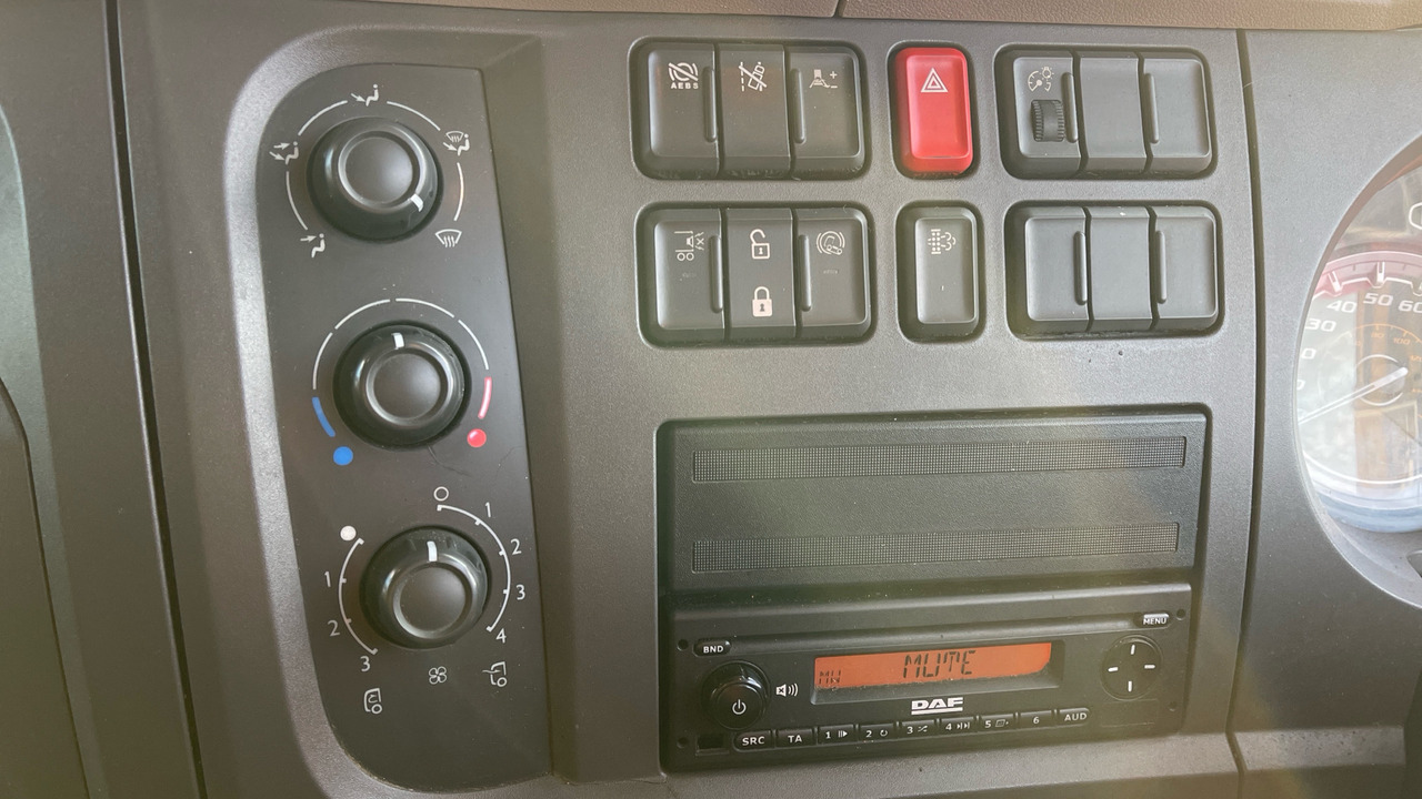 Bortu kravas automašīna/ Platforma DAF LF 180: foto 7