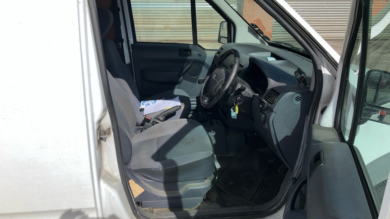 FORD TRANSIT CONNECT T200 1.8 TDCI 75PS - Mazs furgons: foto 5 FORD TRANSIT CONNECT T200 1.8 TDCI 75PS - Mazs furgons: foto 5