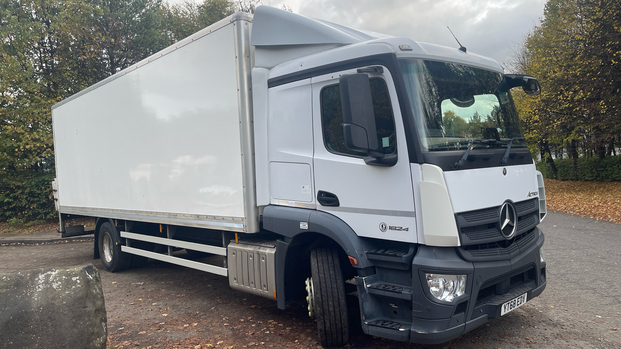 MERCEDES-BENZ ACTROS 1824 - Kravas automašīna ar slēgto virsbūvi: foto 1 MERCEDES-BENZ ACTROS 1824 - Kravas automašīna ar slēgto virsbūvi: foto 1