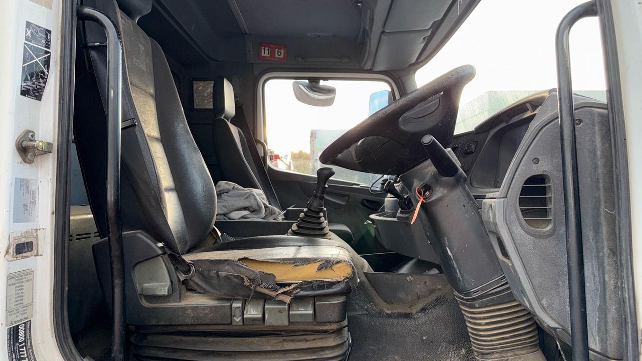 MERCEDES-BENZ AXOR 1824 - Asfalta ieklāšanas tehnika: foto 5 MERCEDES-BENZ AXOR 1824 - Asfalta ieklāšanas tehnika: foto 5