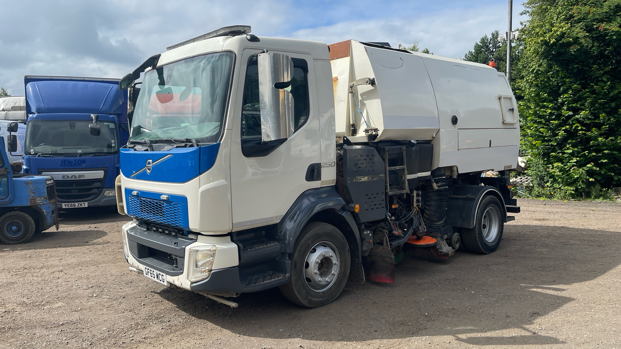 VOLVO FL 250 - Ielu tīrīšanas mašīna: foto 2 VOLVO FL 250 - Ielu tīrīšanas mašīna: foto 2