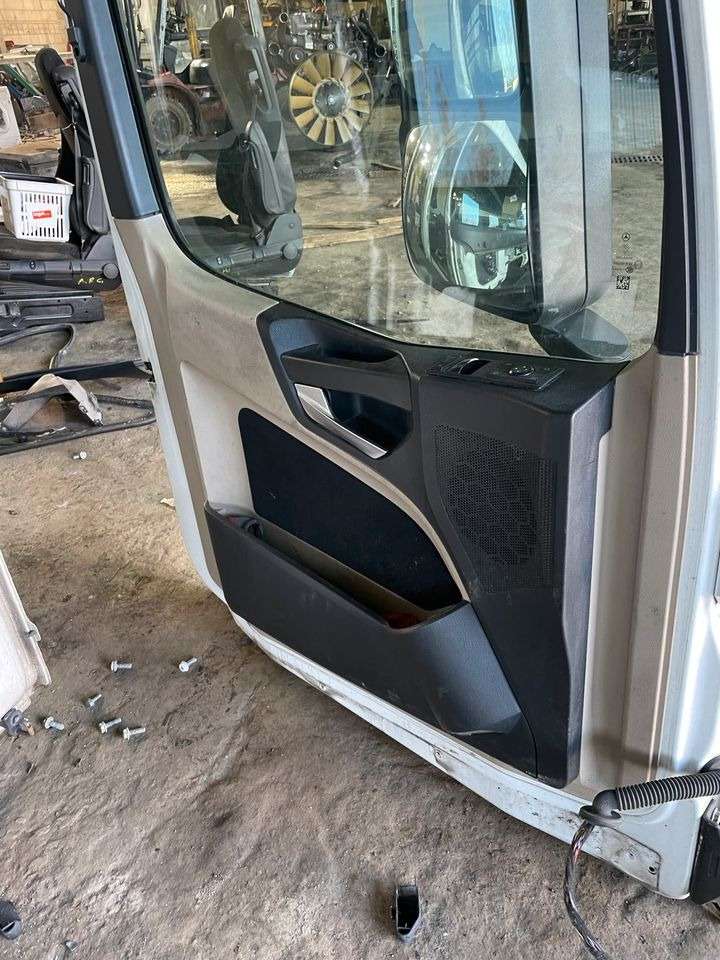 Actros MP4 Fahrertür, Tür Links Weiß Spiegel Innenverkleidung - Durvis un rezerves daļas - Kravas automašīna: foto 4 Actros MP4 Fahrertür, Tür Links Weiß Spiegel Innenverkleidung - Durvis un rezerves daļas - Kravas automašīna: foto 4