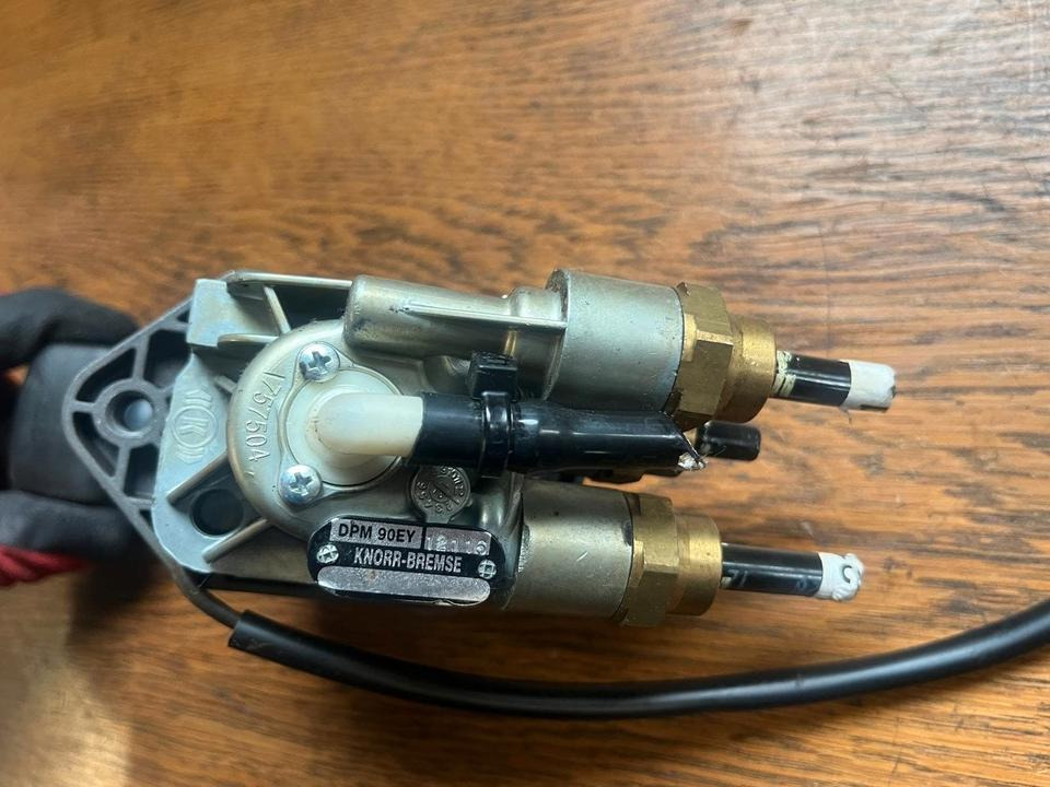 IVECO Stralis KNORR-BREMSE Bremsventil Handbremsventil DPM90EY - Bremžu vārsts - Kravas automašīna: foto 2 IVECO Stralis KNORR-BREMSE Bremsventil Handbremsventil DPM90EY - Bremžu vārsts - Kravas automašīna: foto 2