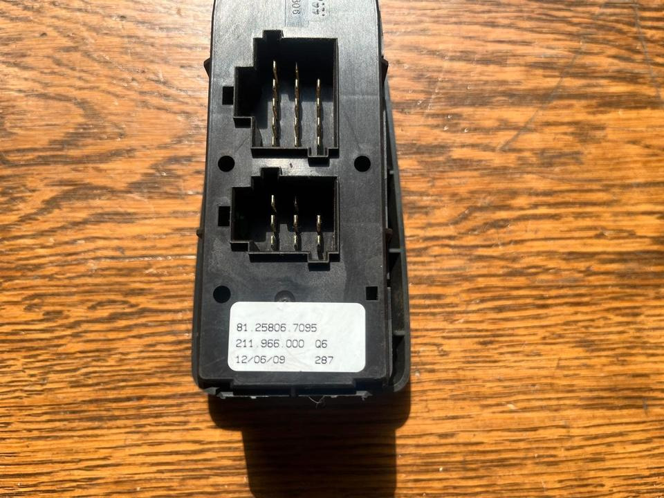 MAN Fensterheber Schalter 81258067095 - Logs un rezerves daļas - Kravas automašīna: foto 2 MAN Fensterheber Schalter 81258067095 - Logs un rezerves daļas - Kravas automašīna: foto 2