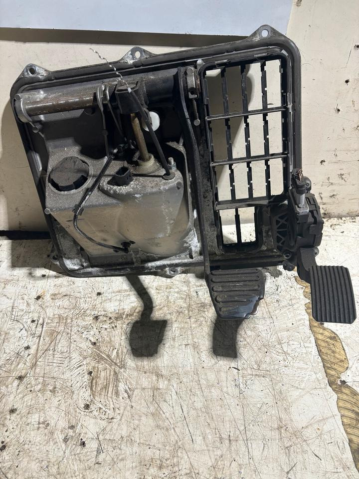 MAN KNRORR-BREMSE Fußbremsventil 81.52130-6275 - Pedālis - Kravas automašīna: foto 3 MAN KNRORR-BREMSE Fußbremsventil 81.52130-6275 - Pedālis - Kravas automašīna: foto 3