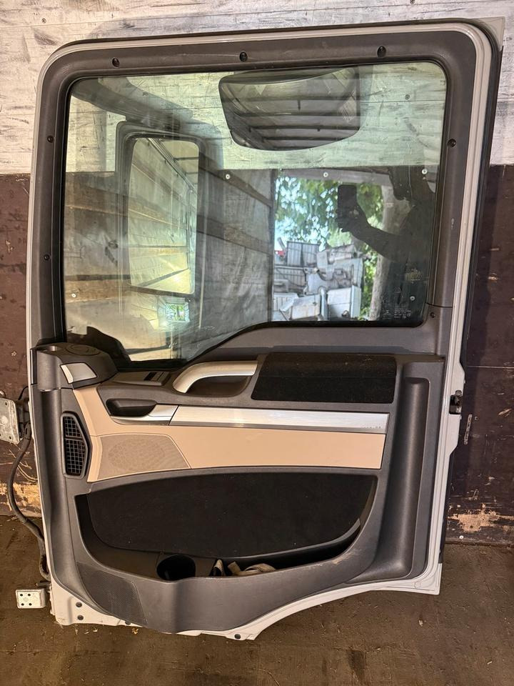 MAN TGS EU6 Beifahrertür Grau Spiegel Innenverkleidung LN 49 - Durvis un rezerves daļas - Kravas automašīna: foto 2 MAN TGS EU6 Beifahrertür Grau Spiegel Innenverkleidung LN 49 - Durvis un rezerves daļas - Kravas automašīna: foto 2