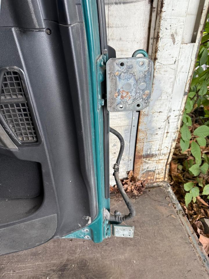 MAN TGX Fahrertür Grün mit Spiegel Innenverkleidung LN 83 - Durvis un rezerves daļas - Kravas automašīna: foto 3 MAN TGX Fahrertür Grün mit Spiegel Innenverkleidung LN 83 - Durvis un rezerves daļas - Kravas automašīna: foto 3