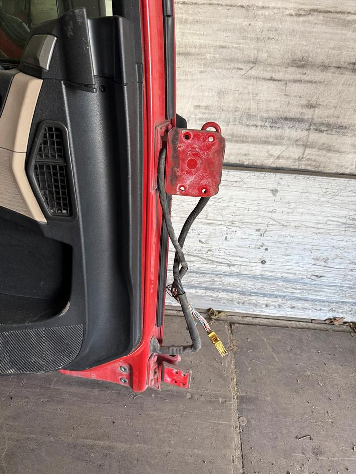 MAN TGX Fahrertür Rot Spiegel Innenverkleidung LN 63 - Durvis un rezerves daļas - Kravas automašīna: foto 3 MAN TGX Fahrertür Rot Spiegel Innenverkleidung LN 63 - Durvis un rezerves daļas - Kravas automašīna: foto 3