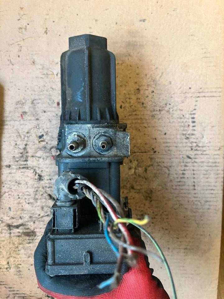 Mercedes Actros MP4 AdBlue Pumpe A0001402378 - Degvielas sūknis - Kravas automašīna: foto 4 Mercedes Actros MP4 AdBlue Pumpe A0001402378 - Degvielas sūknis - Kravas automašīna: foto 4