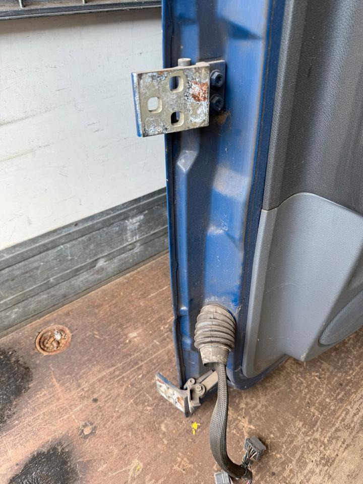 Mercedes Atego 2 Beifahrertür Blau Spiegel Innenverkleidung LN 68 - Durvis un rezerves daļas - Kravas automašīna: foto 4 Mercedes Atego 2 Beifahrertür Blau Spiegel Innenverkleidung LN 68 - Durvis un rezerves daļas - Kravas automašīna: foto 4