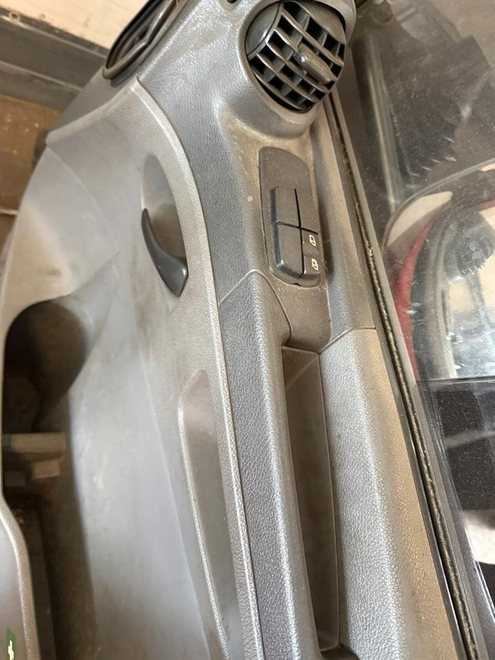 Mercedes Atego 2 Beifahrertür Rot Spiegel Innenverkleidung LN 77 - Durvis un rezerves daļas - Kravas automašīna: foto 5 Mercedes Atego 2 Beifahrertür Rot Spiegel Innenverkleidung LN 77 - Durvis un rezerves daļas - Kravas automašīna: foto 5