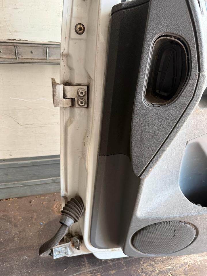 Mercedes Atego Beifahrertür weiß Spiegel Innenverkleidung - Durvis un rezerves daļas - Kravas automašīna: foto 4 Mercedes Atego Beifahrertür weiß Spiegel Innenverkleidung - Durvis un rezerves daļas - Kravas automašīna: foto 4