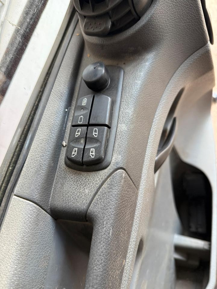 Mercedes Atego Fahrertür Rot Spiegel Innenverkleidung LN 74 - Durvis un rezerves daļas - Kravas automašīna: foto 3 Mercedes Atego Fahrertür Rot Spiegel Innenverkleidung LN 74 - Durvis un rezerves daļas - Kravas automašīna: foto 3