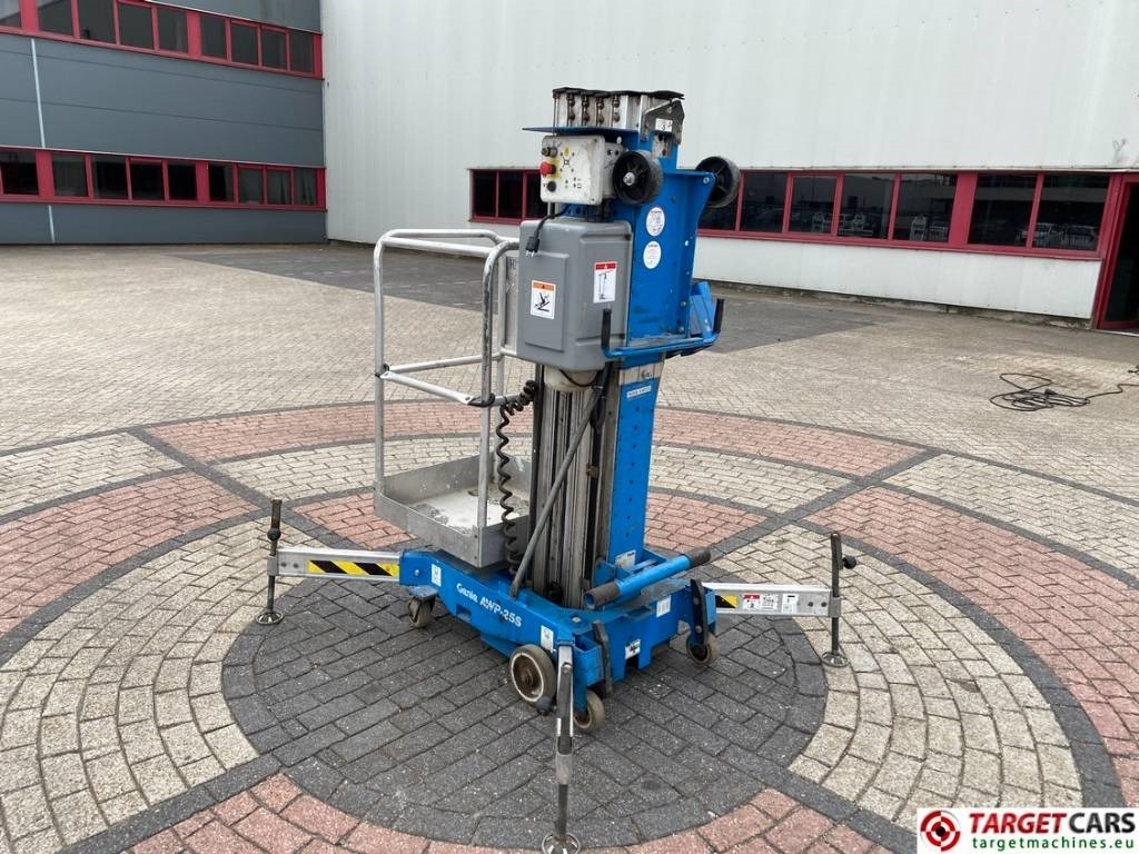 Genie AWP-25S Electric AC Vertical Mast Work Lift 950cm - Torņa pacēlājs: foto 4 Genie AWP-25S Electric AC Vertical Mast Work Lift 950cm - Torņa pacēlājs: foto 4