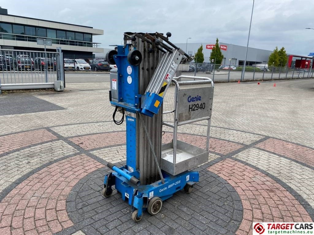 Genie AWP-25S Electric AC Vertical Mast Work Lift 950cm - Torņa pacēlājs: foto 3 Genie AWP-25S Electric AC Vertical Mast Work Lift 950cm - Torņa pacēlājs: foto 3