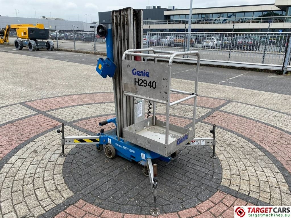 Genie AWP-25S Electric AC Vertical Mast Work Lift 950cm - Torņa pacēlājs: foto 2 Genie AWP-25S Electric AC Vertical Mast Work Lift 950cm - Torņa pacēlājs: foto 2