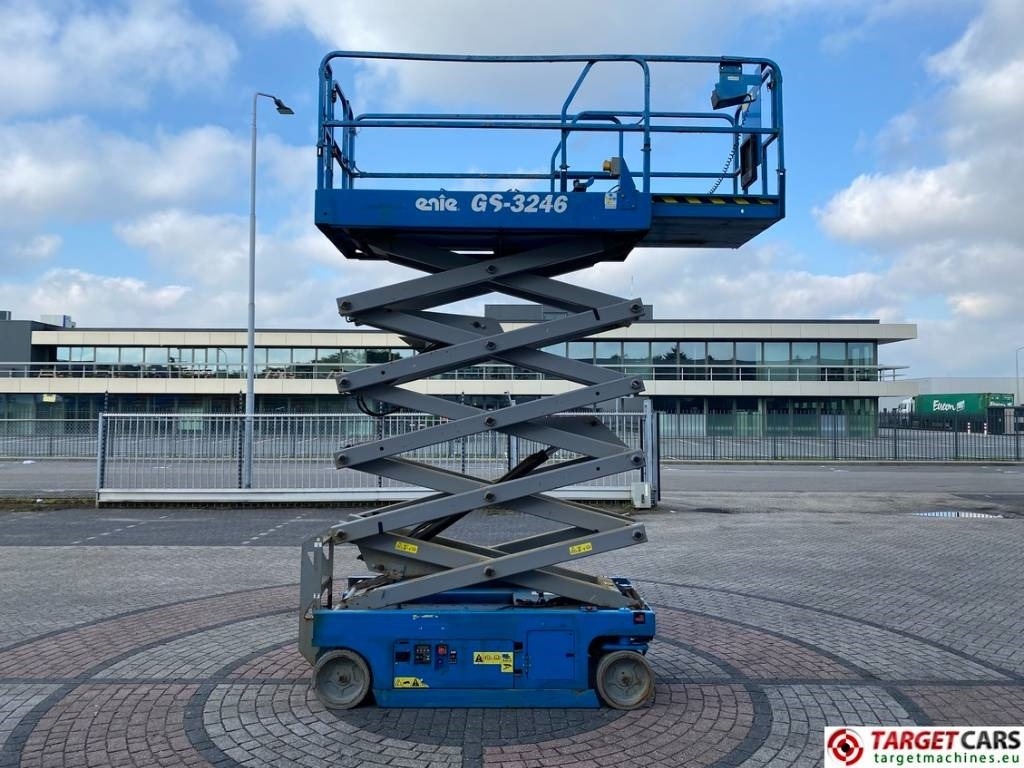 Genie GS-3246 Electric Scissor Work Lift 1175cm - Šķērveida pacēlājs: foto 5 Genie GS-3246 Electric Scissor Work Lift 1175cm - Šķērveida pacēlājs: foto 5