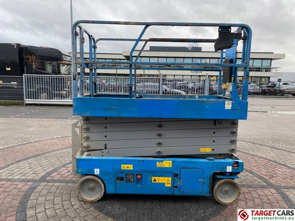Genie GS-3246 Electric Scissor Work Lift 1175cm - Šķērveida pacēlājs: foto 3 Genie GS-3246 Electric Scissor Work Lift 1175cm - Šķērveida pacēlājs: foto 3