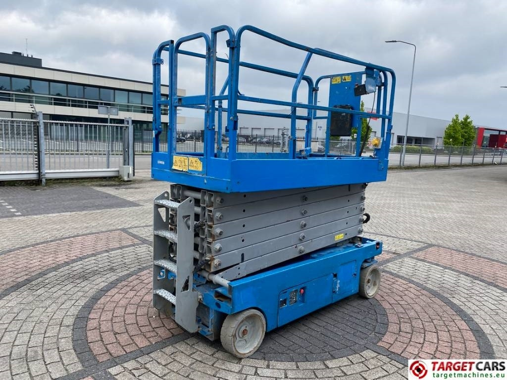 Genie GS-4047 Electric Scissor Work Lift 1389cm - Šķērveida pacēlājs: foto 3 Genie GS-4047 Electric Scissor Work Lift 1389cm - Šķērveida pacēlājs: foto 3